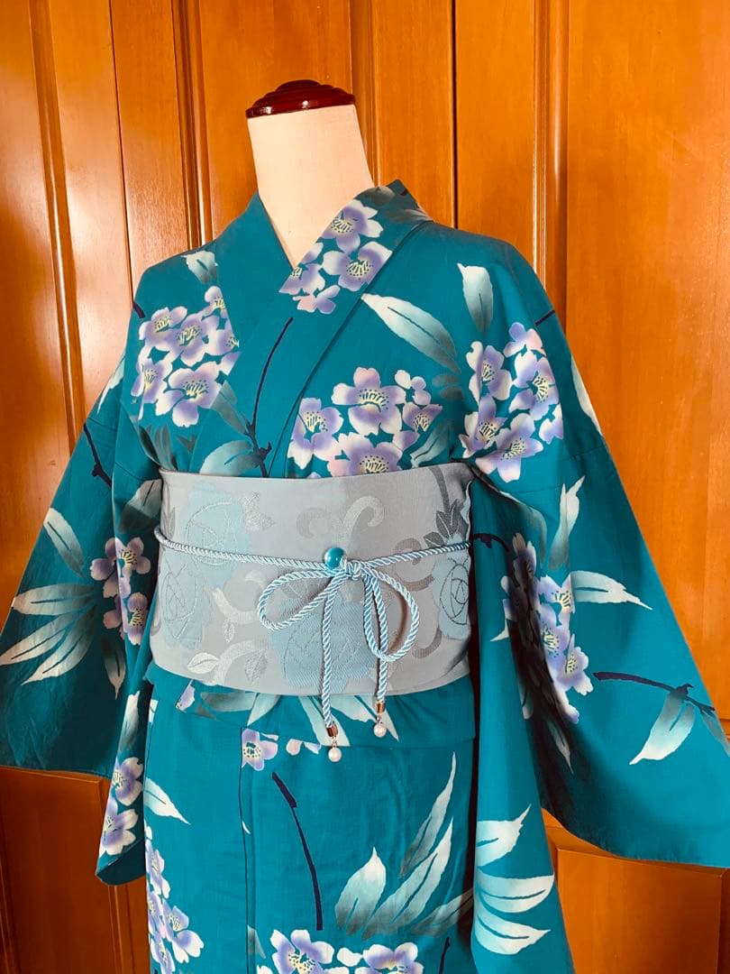 ターコイズ色の浴衣のコーディネート　薔薇とカーネーションの柄の半幅帯と飾り帯紐