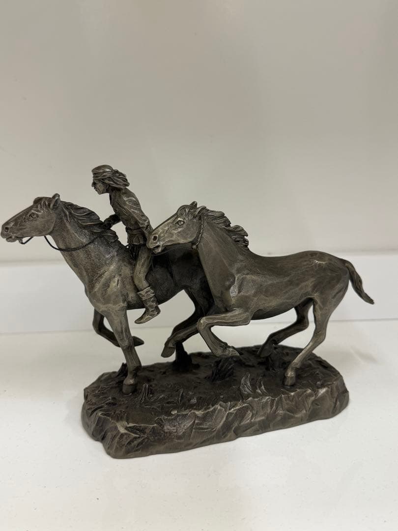 1974年 フィリップ・クラツコフスキー ウースター騎手とムスタングの像