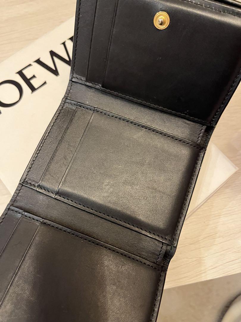 美品 未使用LOEWE ブラック 三つ折り財布 美品】LOEWE ブラック 三つ折り財布 - メルカリ
