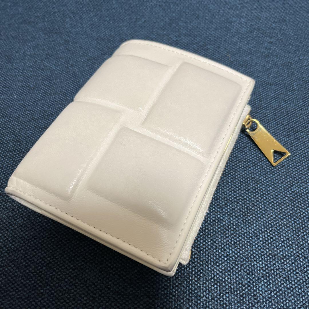 希少 美品 BOTTEGA VENETA パデッド 二つ折り 財布 アイボリー 希少 美品 BOTTEGA VENETA パデッド 二つ折り 財布 アイボリー