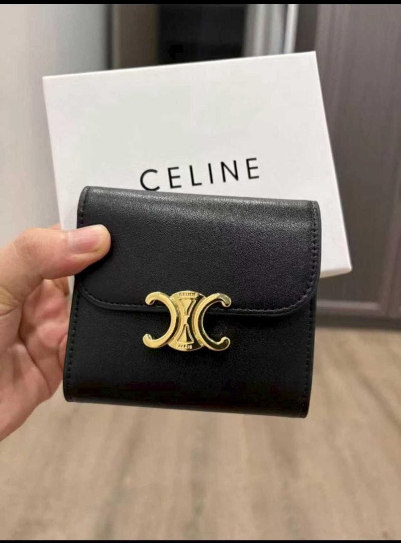 美品　CELINE 黒 レザー 三つ折り財布　コイン入れ付きコンパクトウォレット