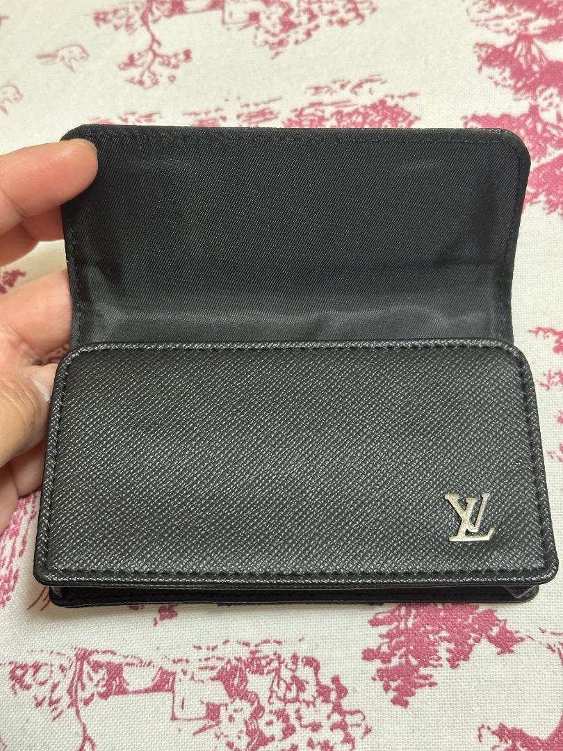 黒の三つ折り財布 合成皮革製