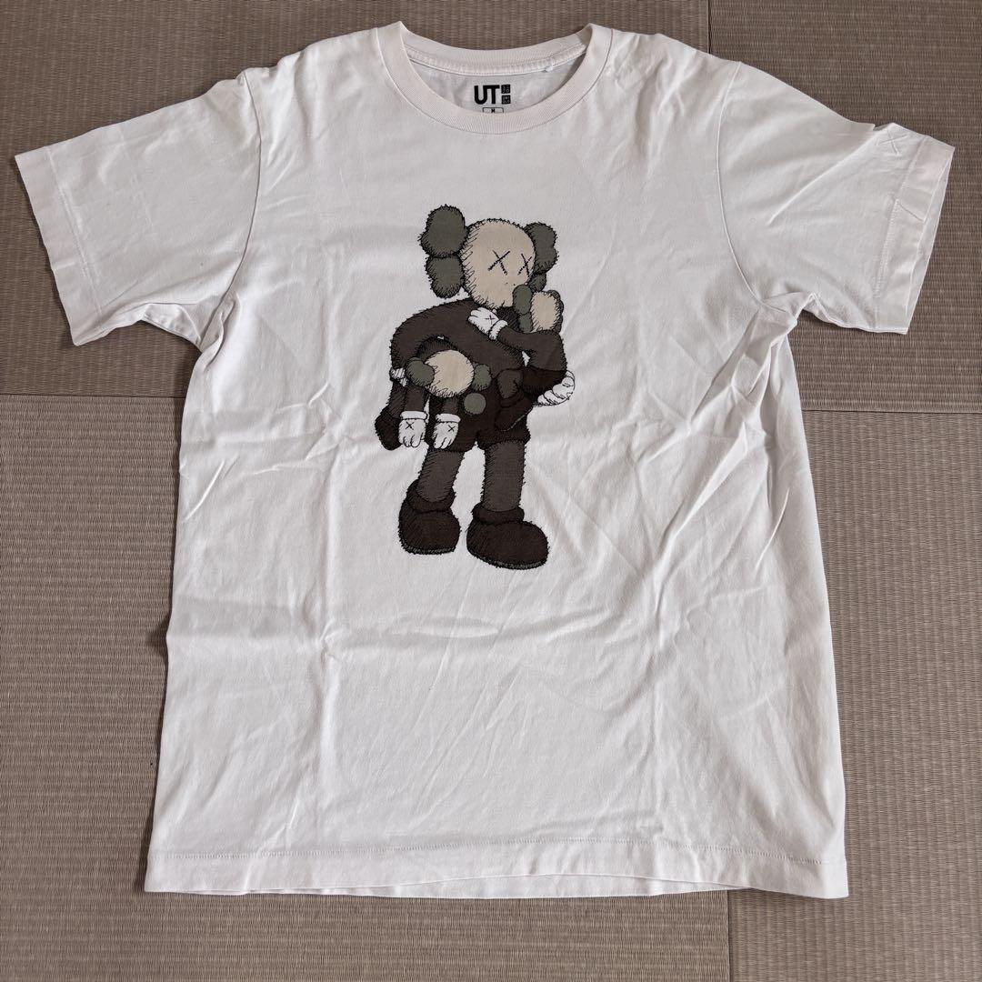 UNIQLO ユニクロ】KAWS カウズUT グラフィックTシャツ半袖M