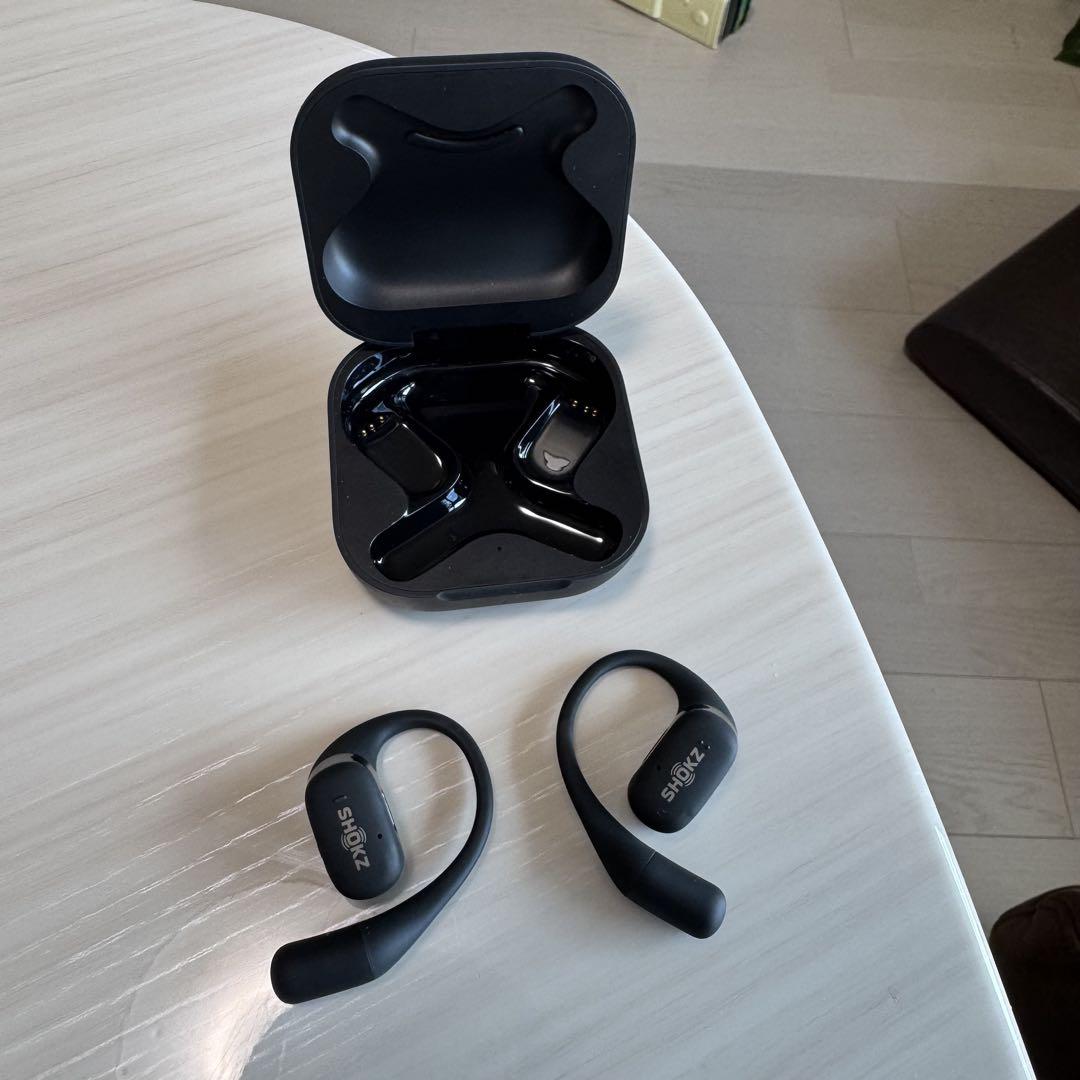 SHOKZ 骨伝導イヤホン ブラック 充電ケース付き Shokz 骨伝導イヤホン ブラック 充電ケース付き - メルカリ