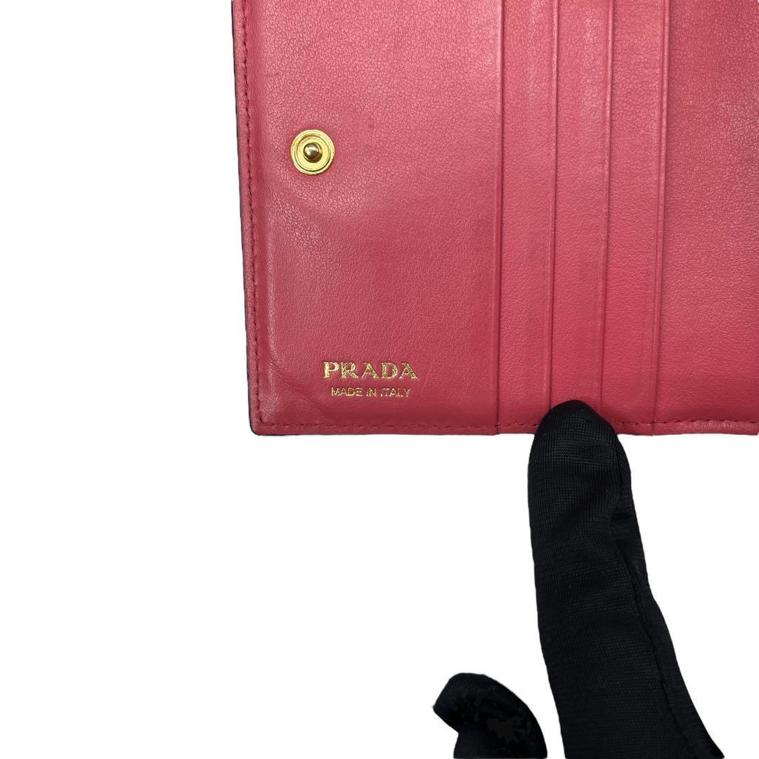 レア✨プラダ 二つ折り財布 サフィアーノレザー バイカラー 黒 ピンク レア✨プラダ 二つ折り財布 サフィアーノレザー バイカラー 黒 ピンク