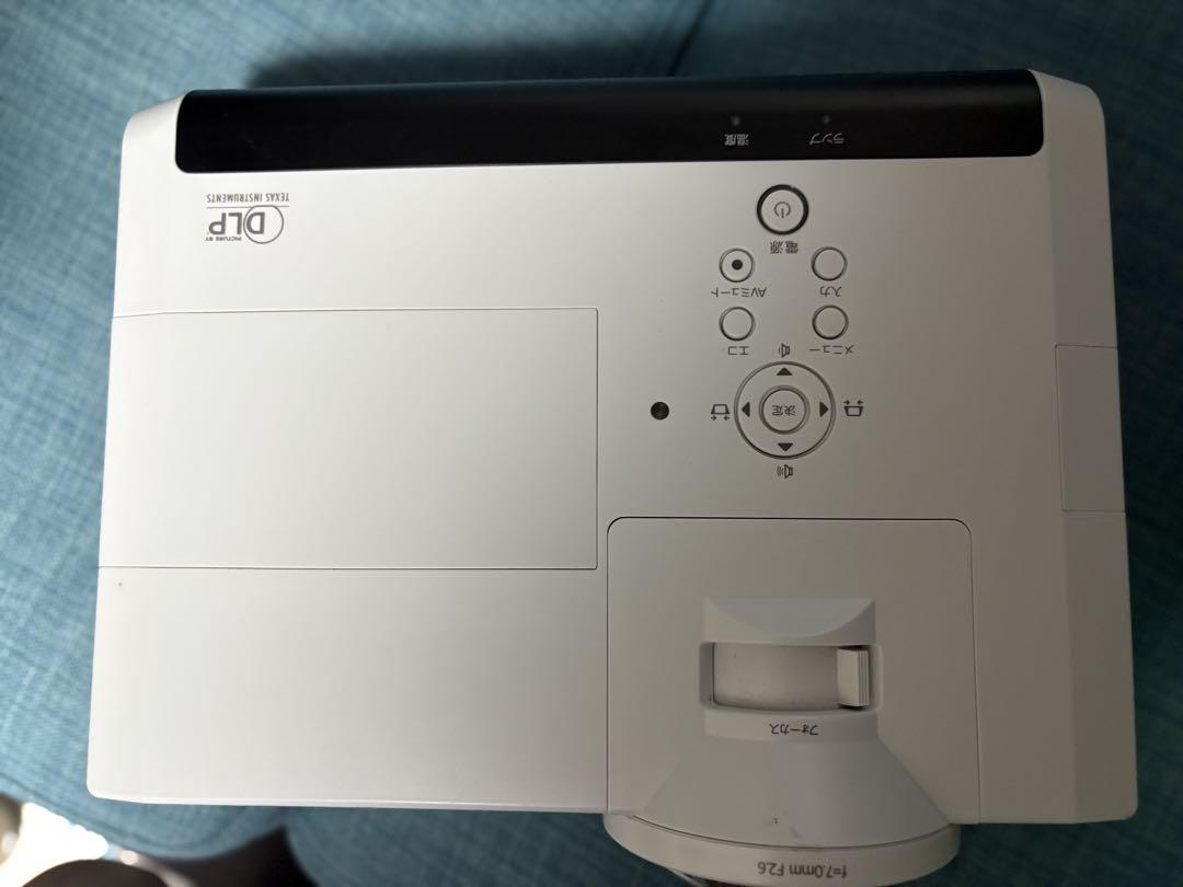 レーザー光源を採用したデスクトップ型の短焦点プロジェクター