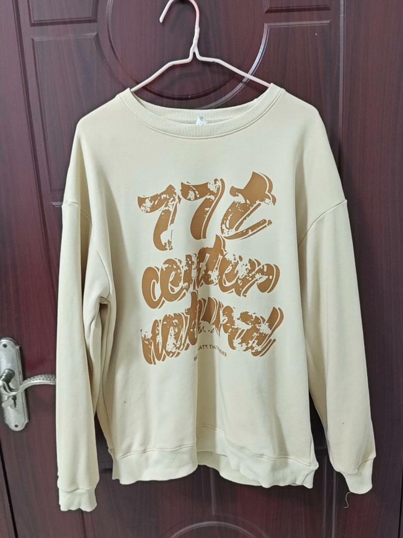 ベージュ プリント入り 長袖スウェット