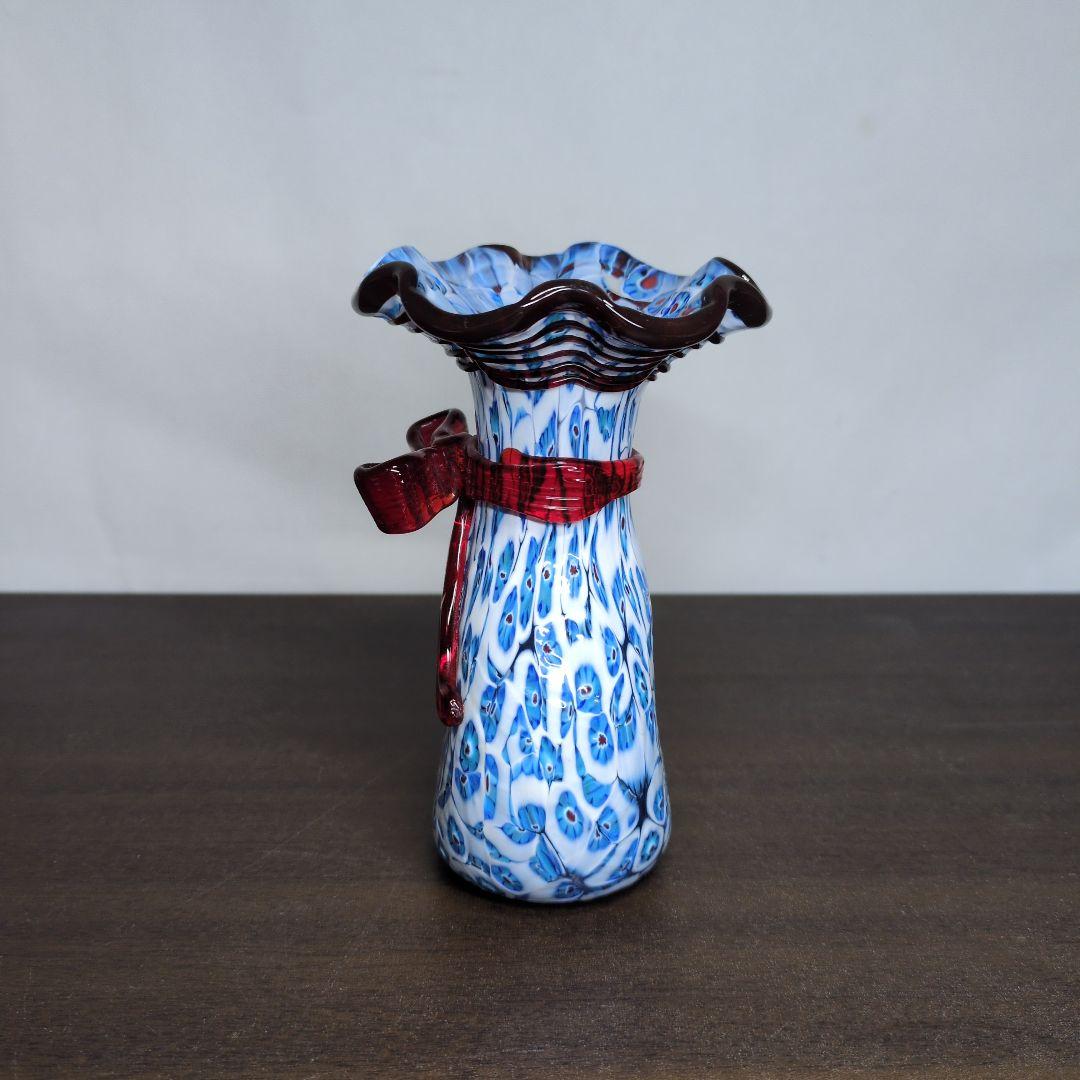 ムラーノ ブルーホワイト ミルフィオリ リボン付き 花瓶 高さ約12.6cm ムラーノ ブルーホワイト ミルフィオリ リボン付き 花瓶 高さ約12.6cm