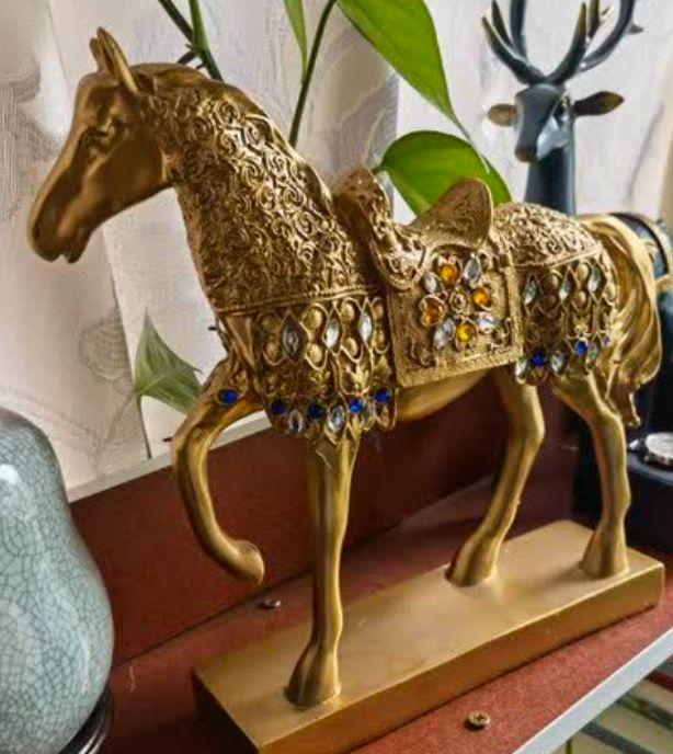 装飾用金属製馬オブジェ｜宝石風装飾が映える華麗な工芸品