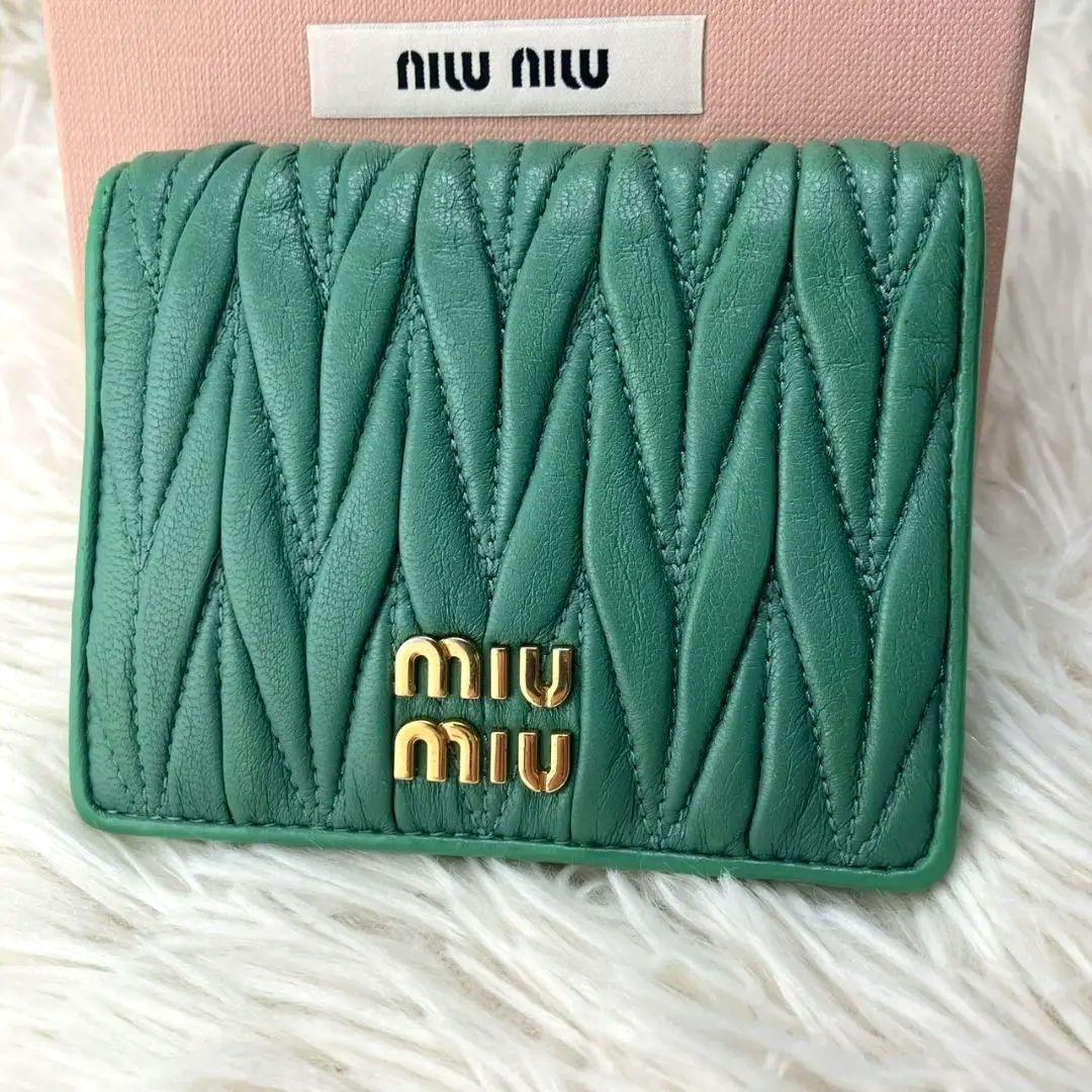 ✨極美品　現行　正規品✨ミュウミュウ　二つ折り　マトラッセ　縦ロゴ　RFID搭載