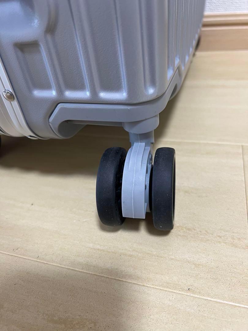 新品 Sサイズ　キャリーケース スーツケース 機内持ち込み　シルバー　軽量