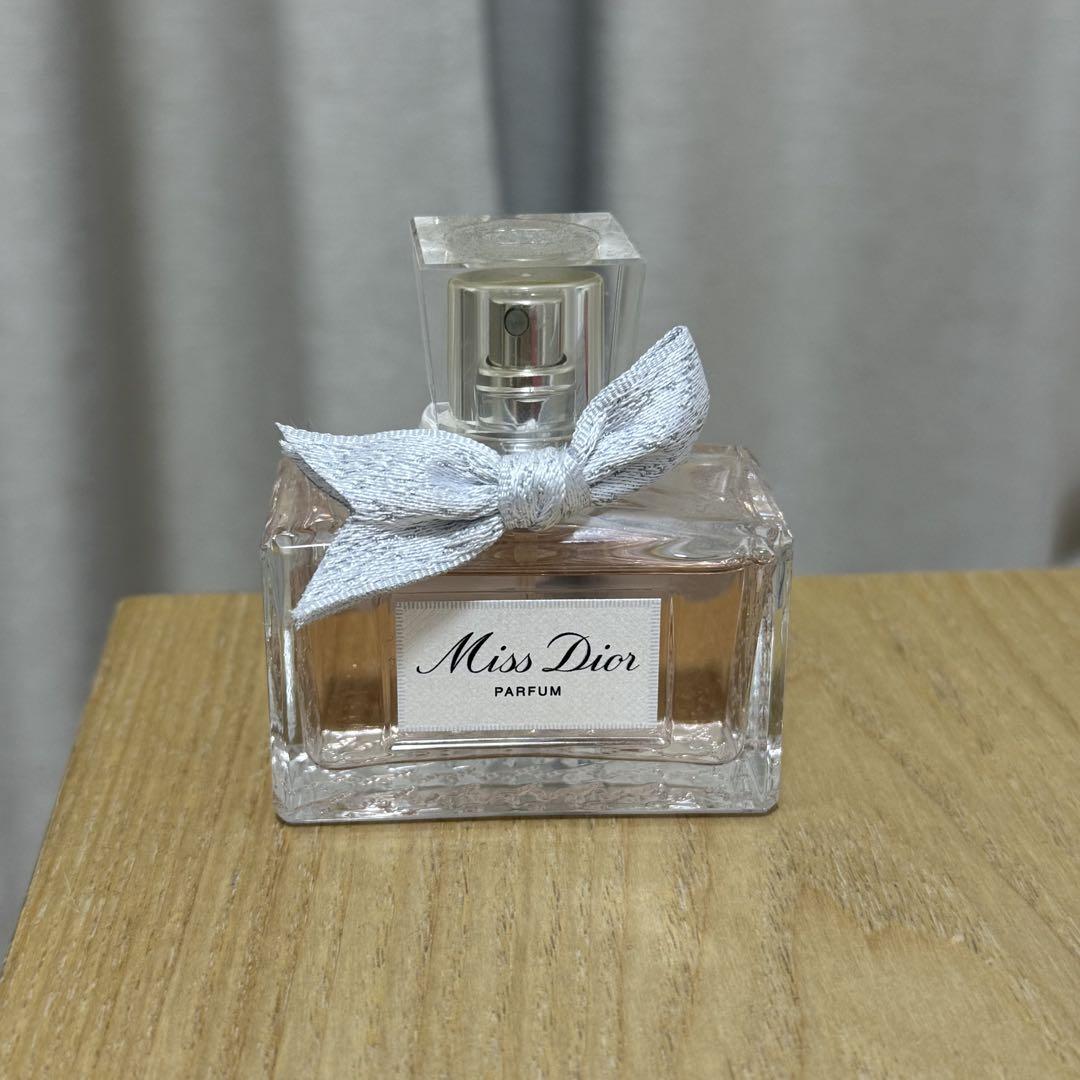 Miss Dior PARFUM リボン付き香水 Miss Dior: the Dior Eau de Parfum with a Couture Bow | DIOR US