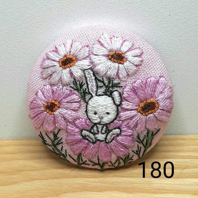 180  【ポッピン様専用】刺繍ブローチ　くるみボタン　ハンドメイド