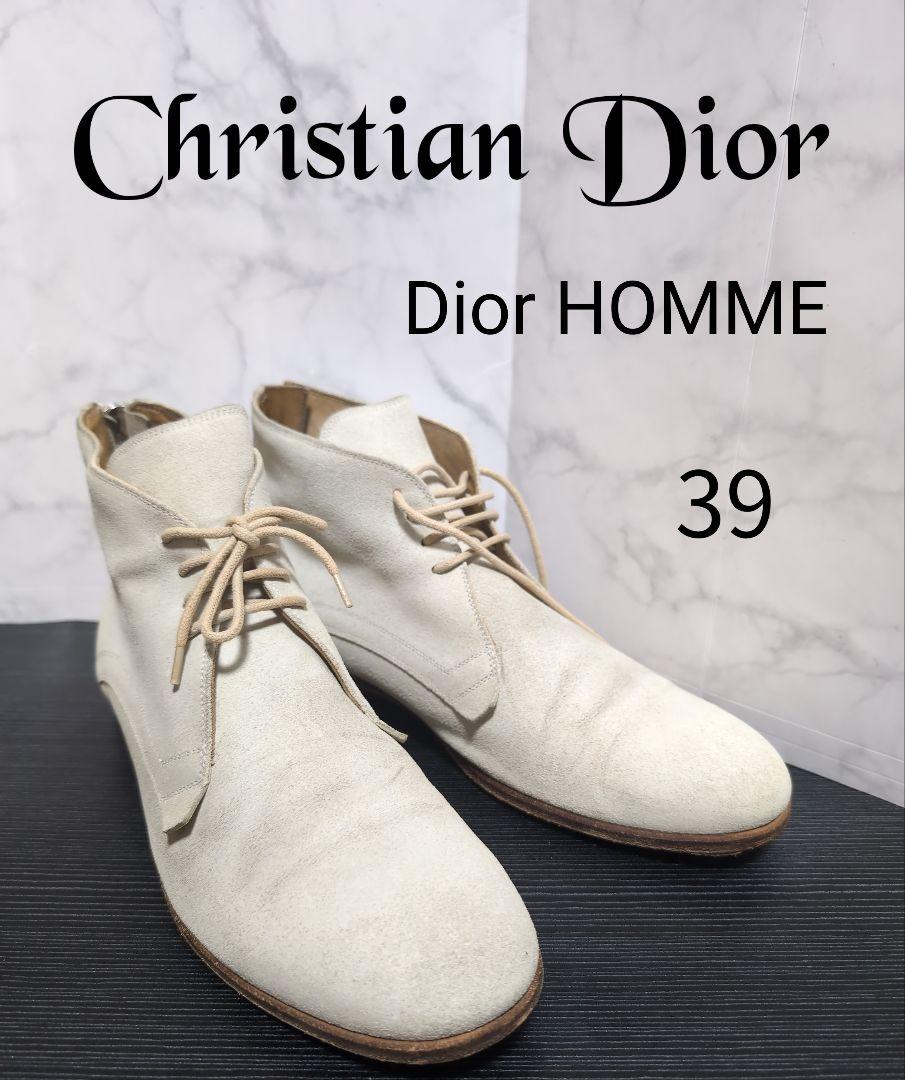 【最安値】 Dior HOMME チャッカブーツ　 スエード　ホワイト 最安値】 Dior HOMME チャッカブーツ スエード ホワイト - メルカリ