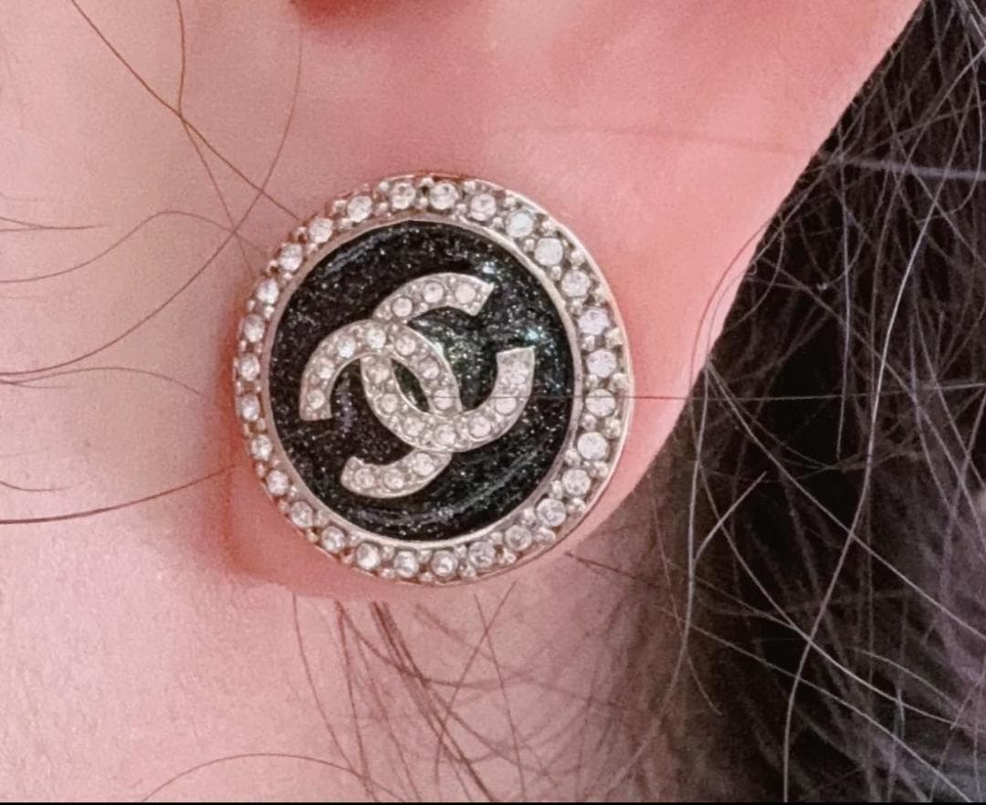 CHANÈL クリスタル付きロゴピアス CHANÈL クリスタル付きロゴピアス