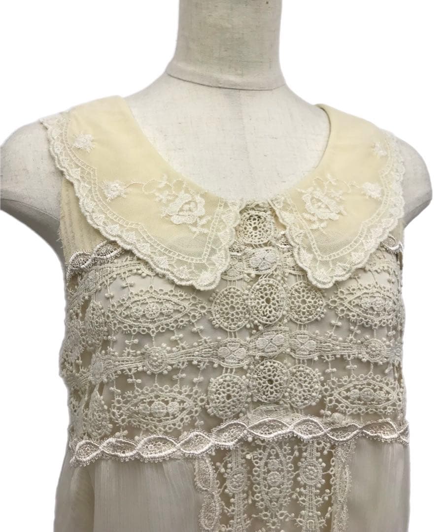 新品アリスアンドオリビア刺繍レースフラットカラーシルクフレアブラウスオフホワイト 新品アリスアンドオリビア刺繍レースフラットカラーシルクフレアブラウスオフホワイト