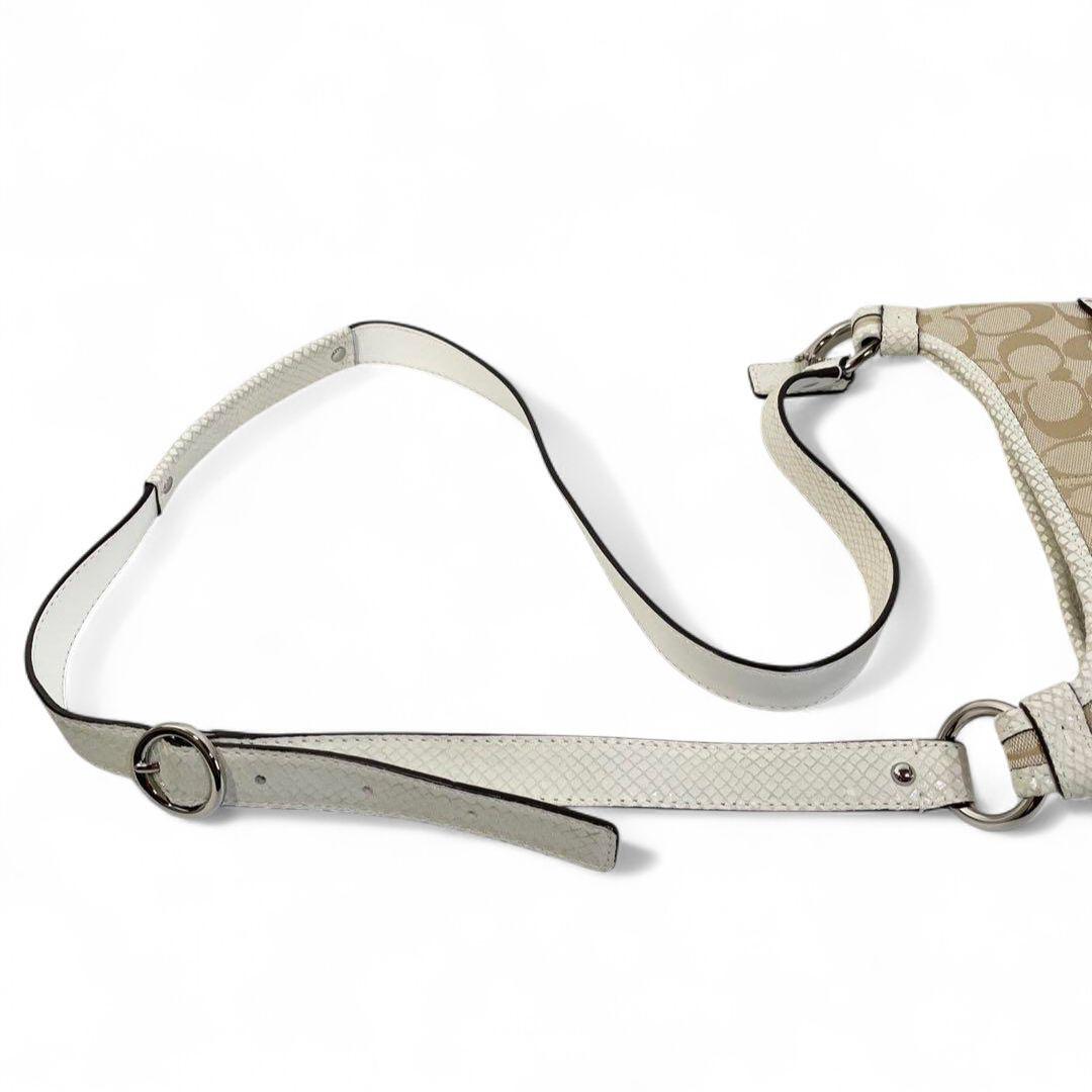 美品 正規品 コーチ ショルダーバッグ シグネチャー サコッシュ ターンロック