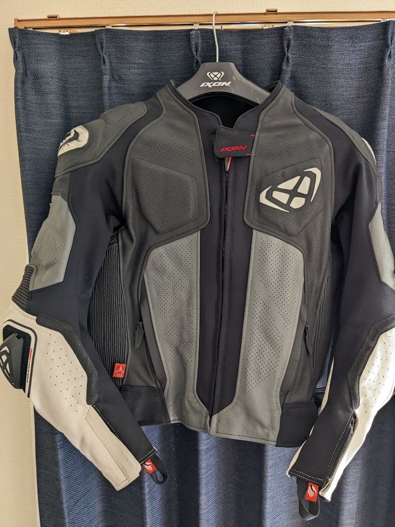 ixon セパレートレーシングツナギ(上)