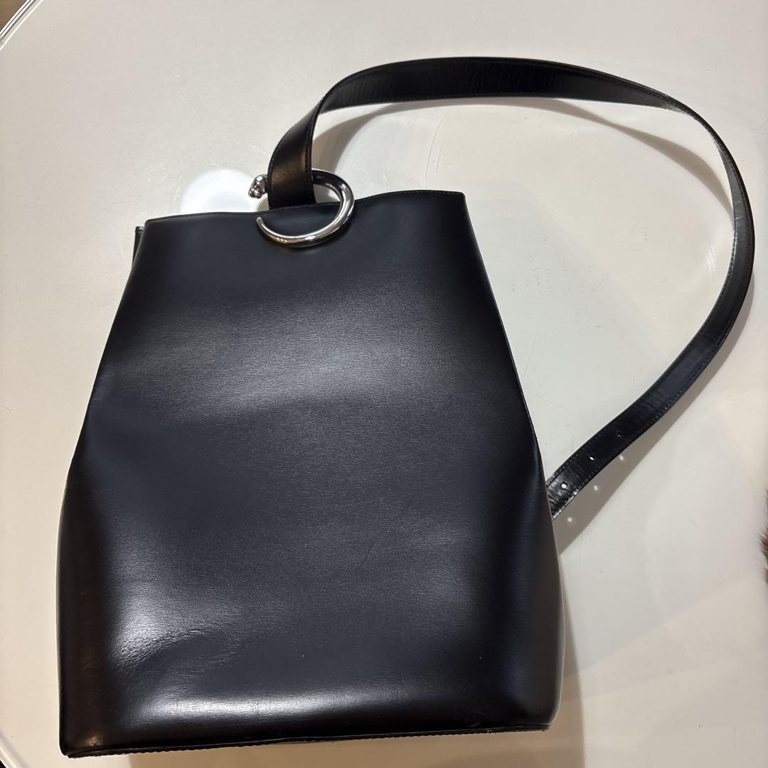 【カルティエ　Cartier】黒いショルダーバッグ メタルリング付き