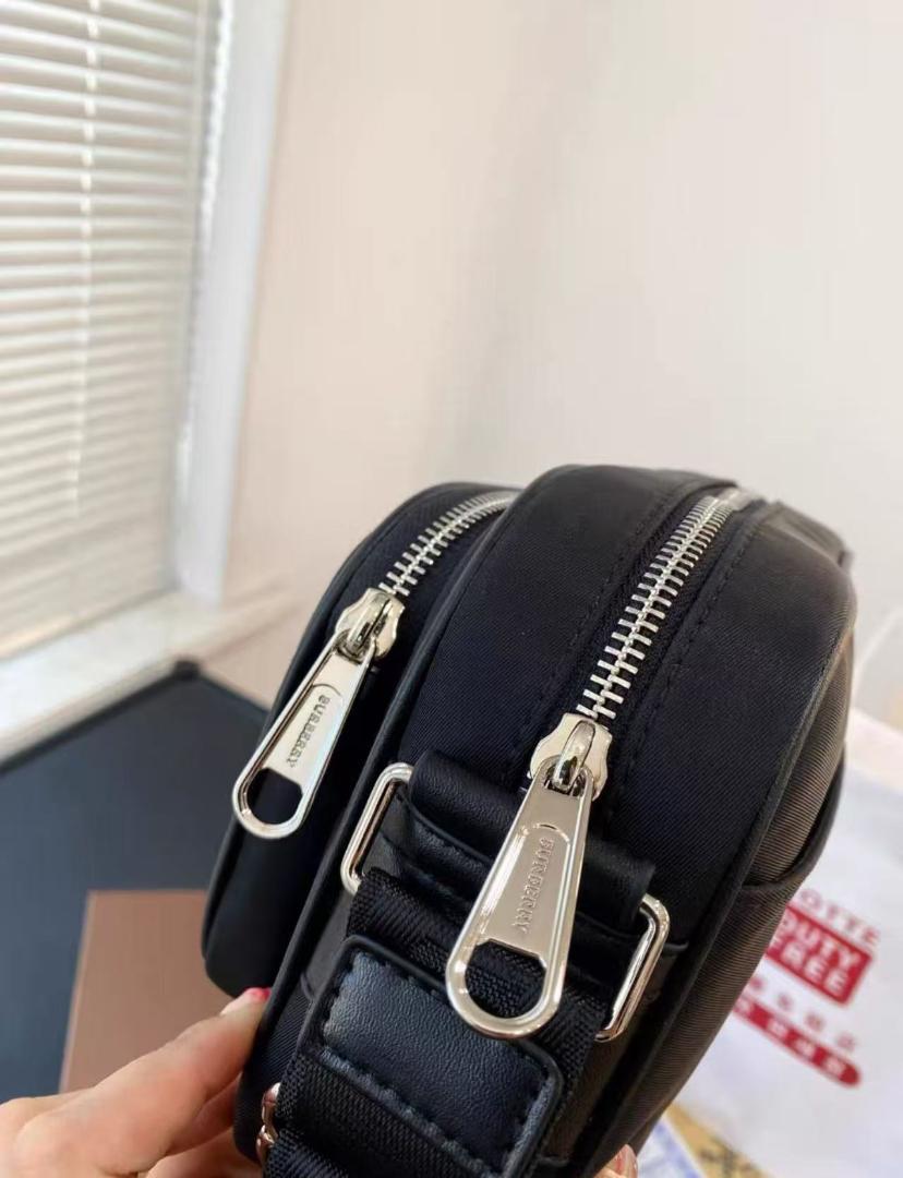 BURBERRY ブラック メッセンジャーバッグ*