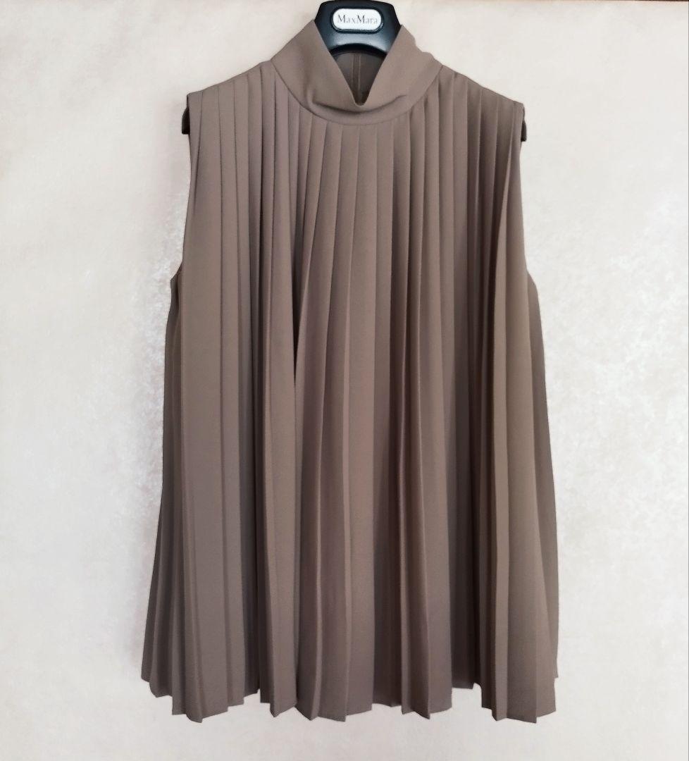 Mila Owen ☆ ブロンズグレーのプリーツ加工ブラウス／新品・未使用品