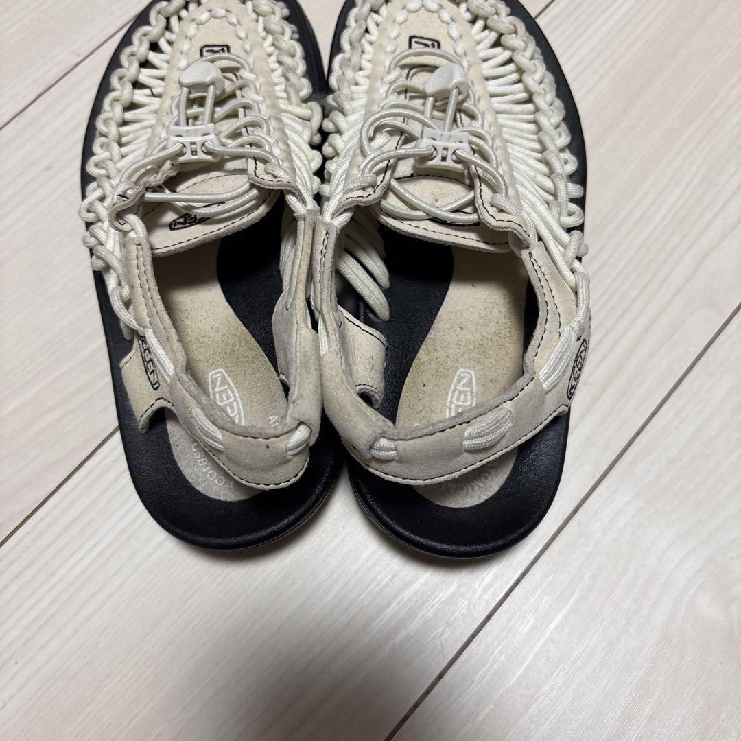 KEEN クリーム色 編み込みデザイン スポーツサンダル KEEN 編み込みスポーツサンダル ホワイト - メルカリ