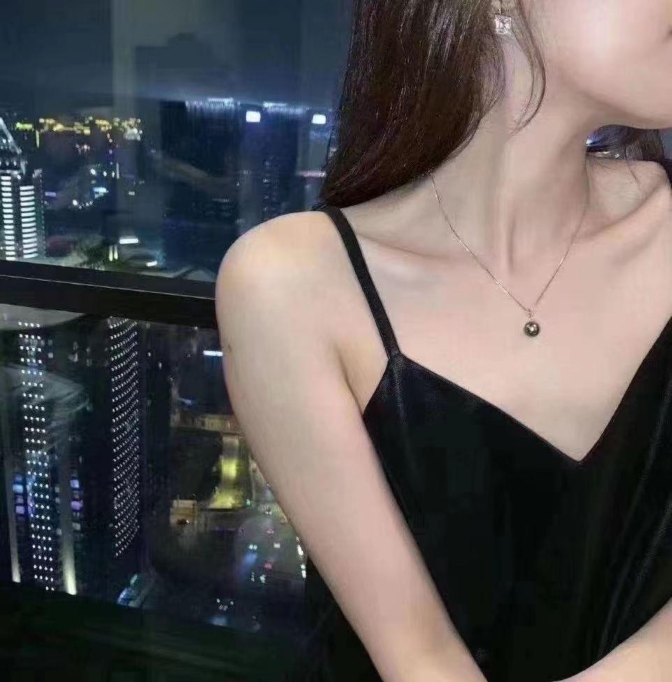 【高級】天然タヒチ黒蝶真珠 一粒ネックレスk18 安いそれに目立つ 【高級】天然タヒチ黒蝶真珠 一粒ネックレス10-11mm k18 ネックレス