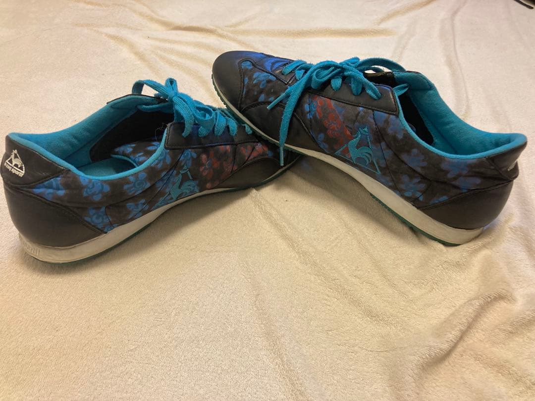 ツモリチサト　ルコック　青と黒の花柄 ローカットスニーカー　28