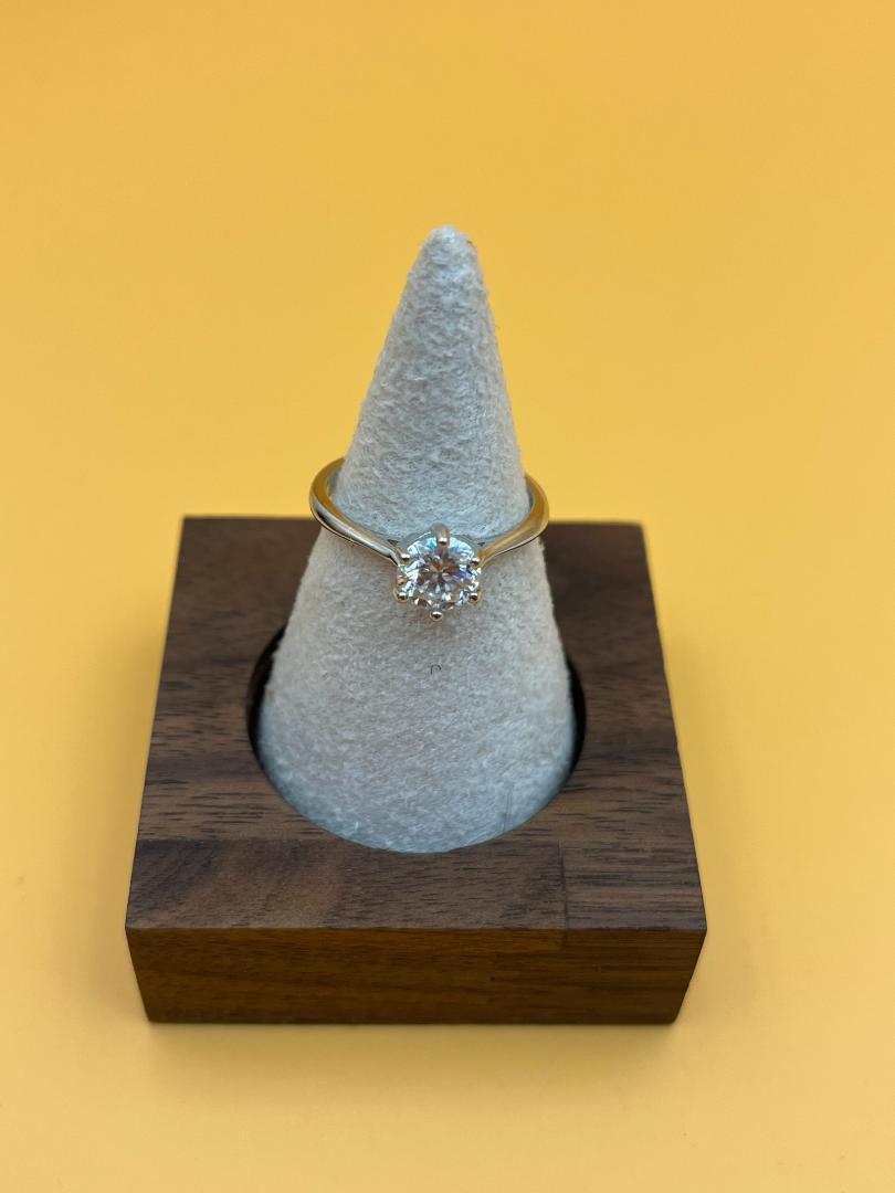 極美品プラチナ天然ダイヤモンドリング~ 1.00CT結婚 16号