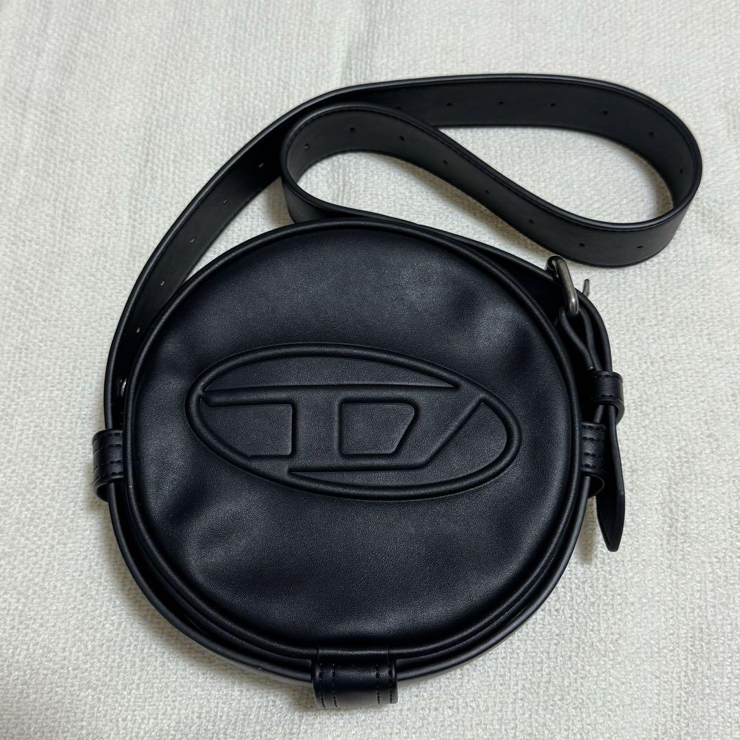 DIESEL ショルダーバッグ ラウンド Dロゴ エンボス クロス
