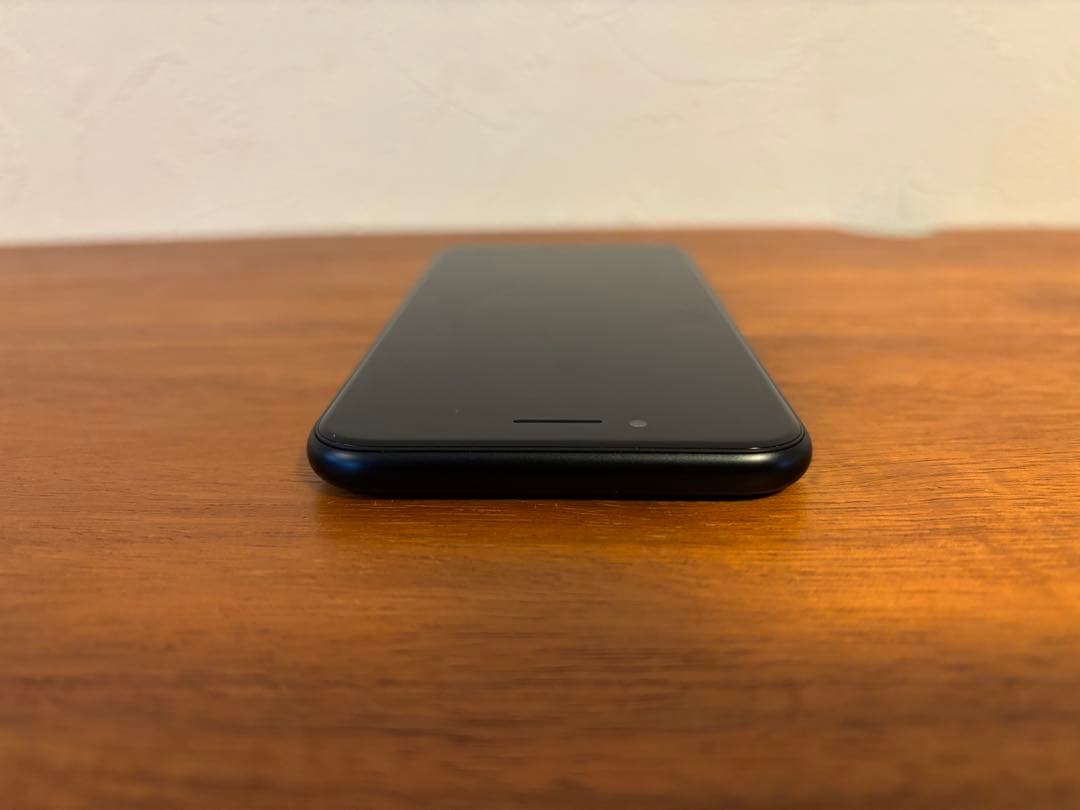 ☆美品・小傷あり☆iPhone SE 第3世代 (SE3) ⑨