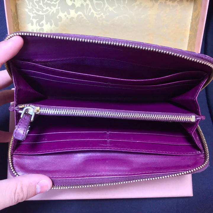 中古品!miumiu 型押しクロコラウンドファスナー長財布 パープル・紫 - メルカリ 中古品!miumiu 型押しクロコラウンドファスナー長財布 パープル・紫 - メルカリ