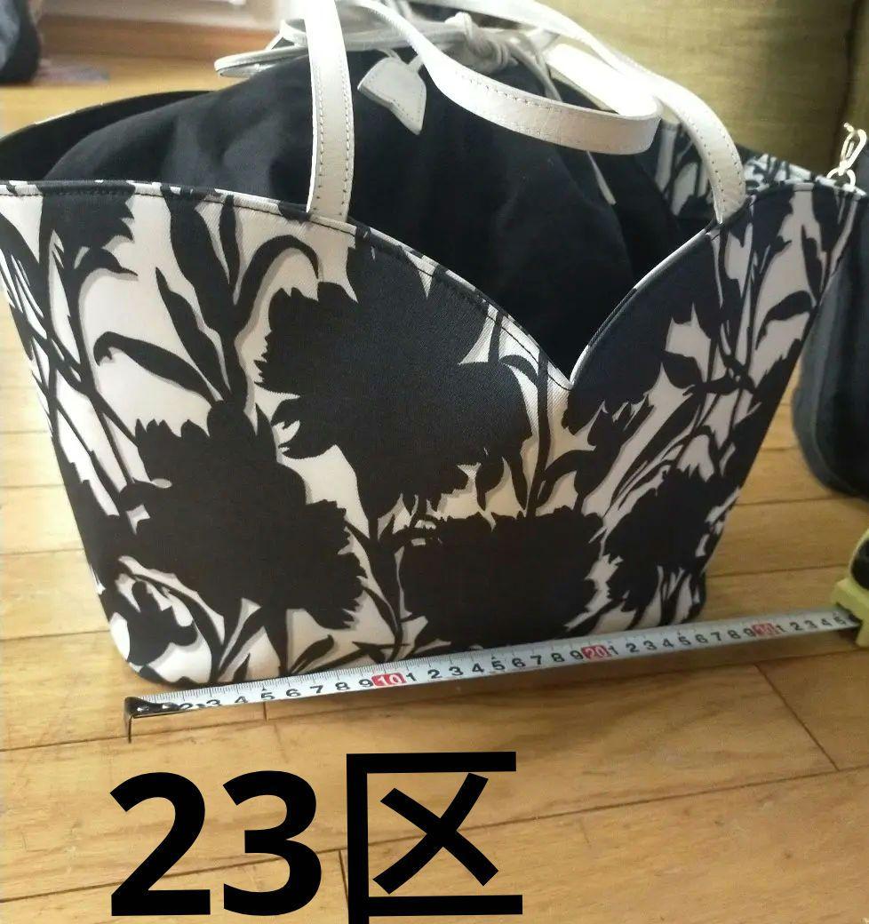 23区 撥水加工 モノトーン花柄トートバッグ