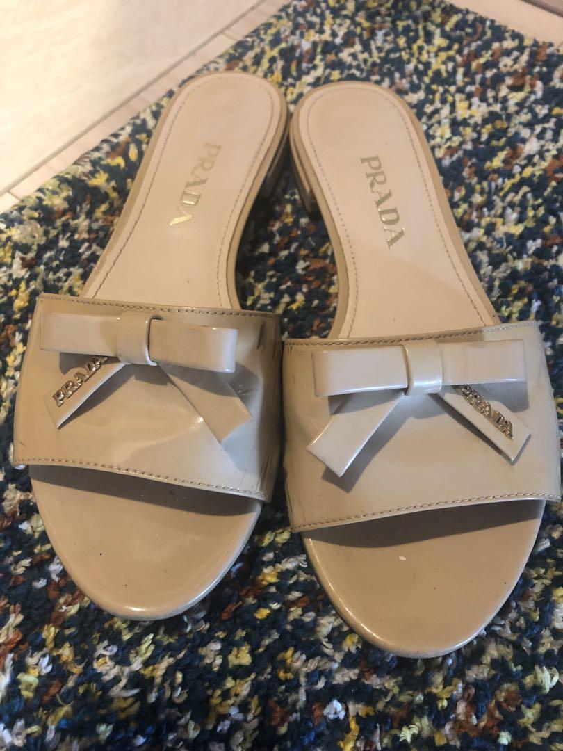 PRADA ベージュ リボン付きサンダル