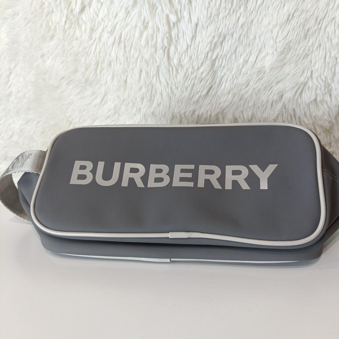 （美品）バーバリー BURBERRY ロゴ ノベリティ　ラバー ポーチ グレー