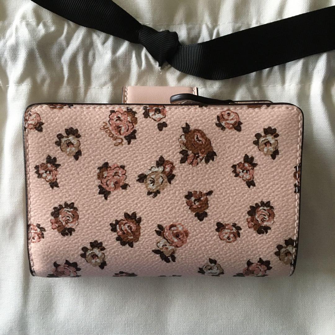 史上最も激安 新品 メルカリ - ピンク フラワー 財布 二つ折り コーチ COACH アクセサリー