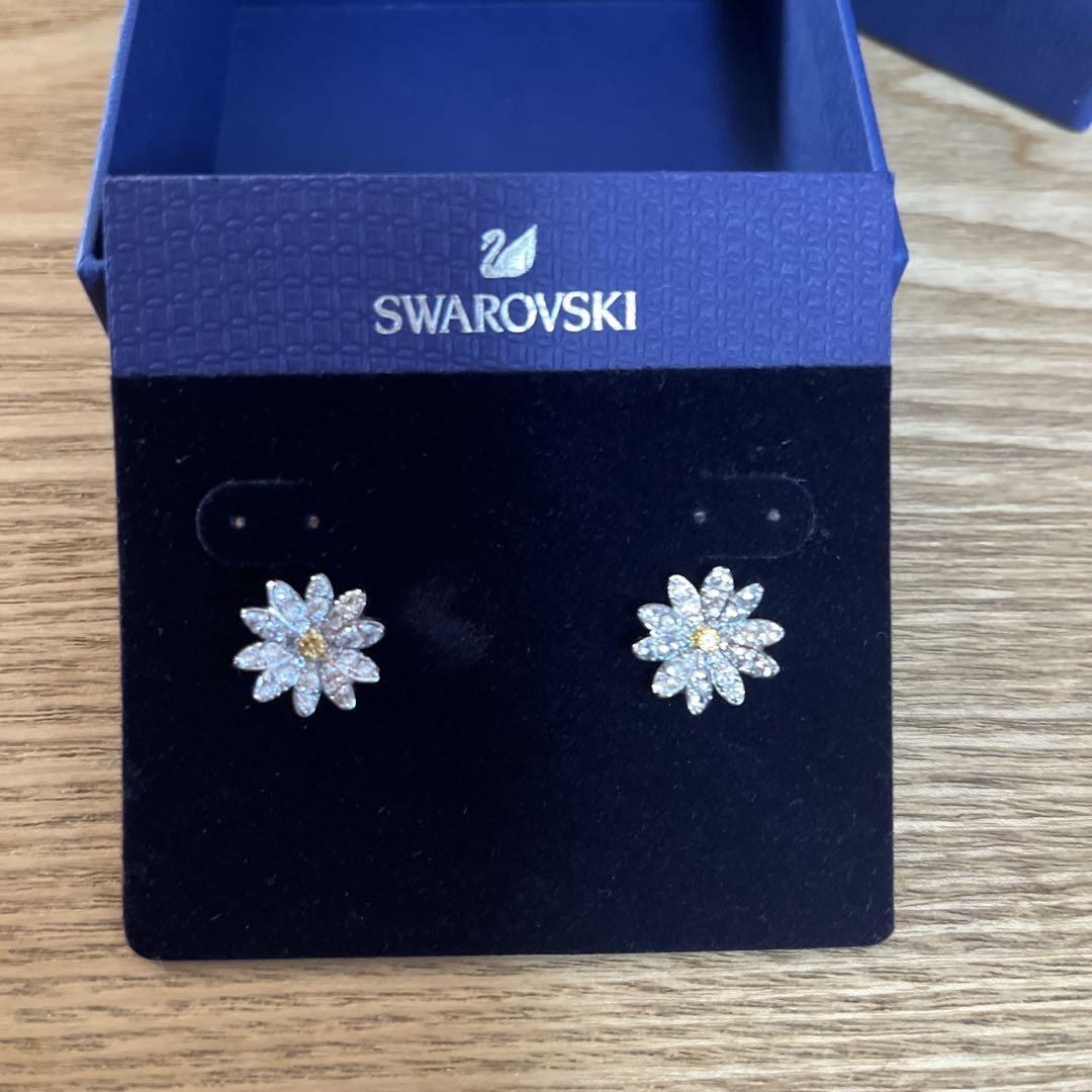 Swarovski スワロフスキー花型ピアス