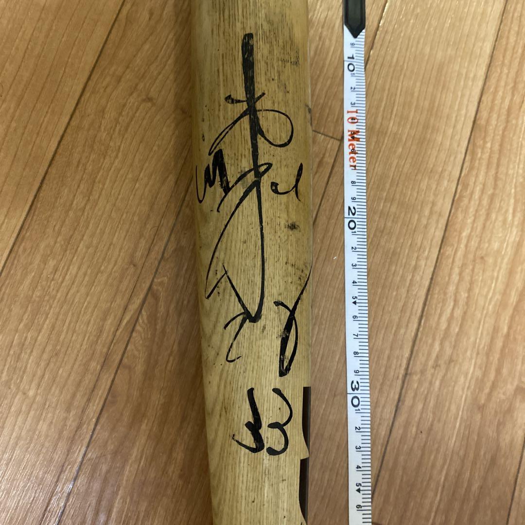 プロ野球選手のサイン入りバット 約33インチ