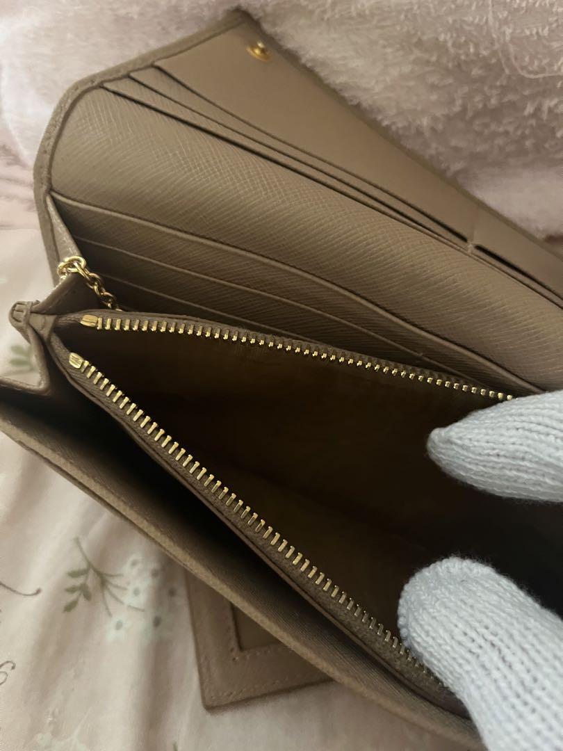 PRADA ベージュ 長財布