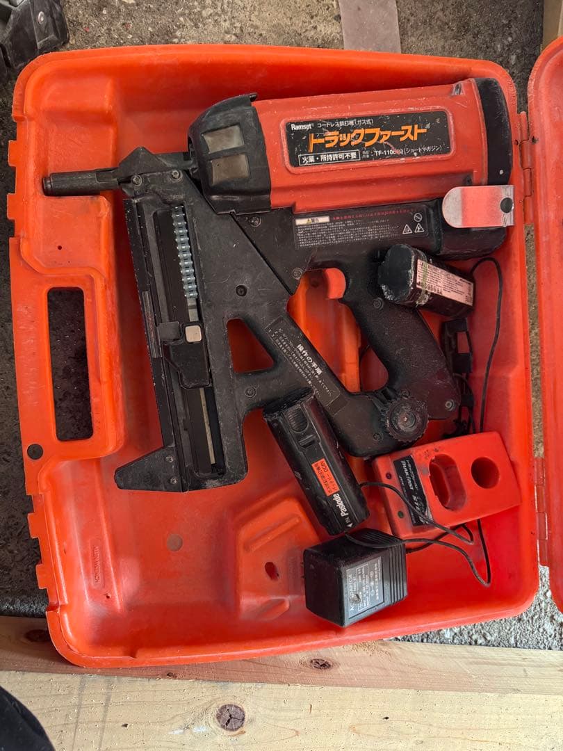 トラックファースト 釘打機 バッテリー付き傷や汚れあり