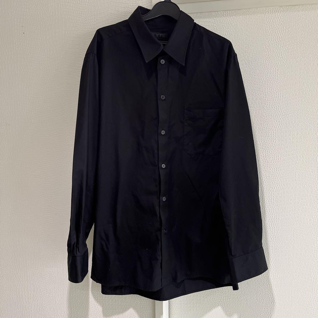 S'YTE 黒のボタンアップシャツ