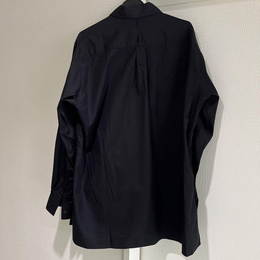 S'YTE 黒のボタンアップシャツ