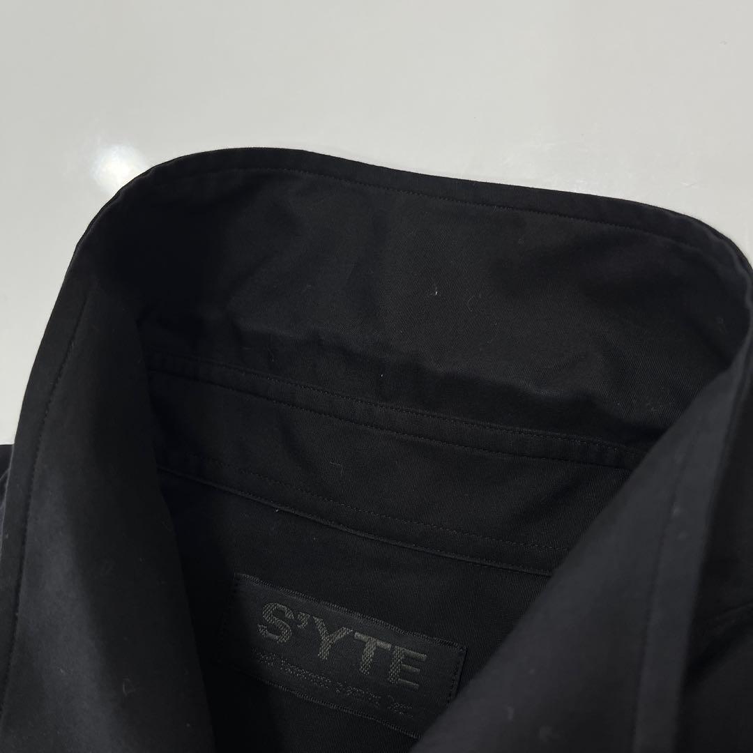 S'YTE 黒のボタンアップシャツ