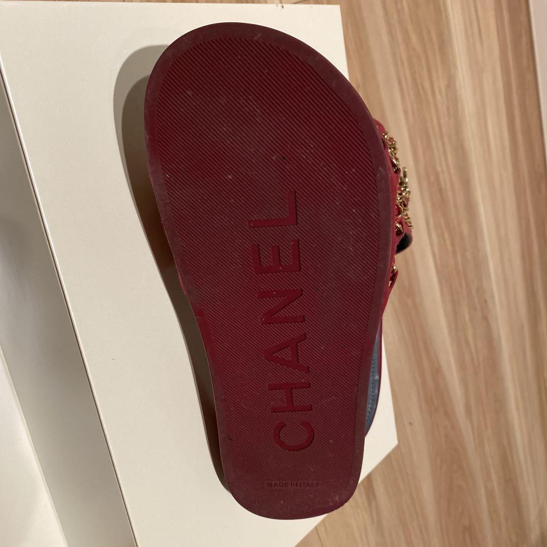 CHANEL 赤 サンダル チェーン装飾