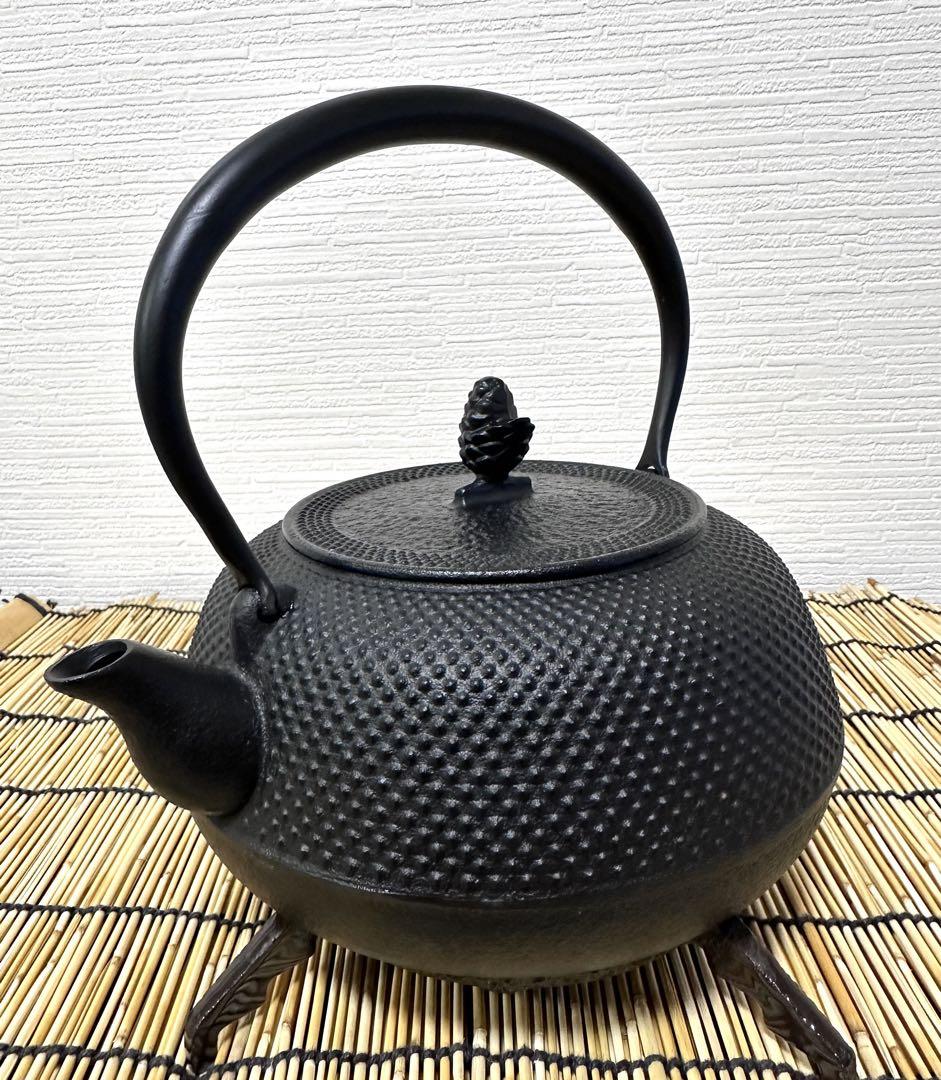 未使用相当品　南部岩鋳造　１８型平アラレ　ＩＨ対応品　南部鉄瓶　南部鉄器　鉄瓶