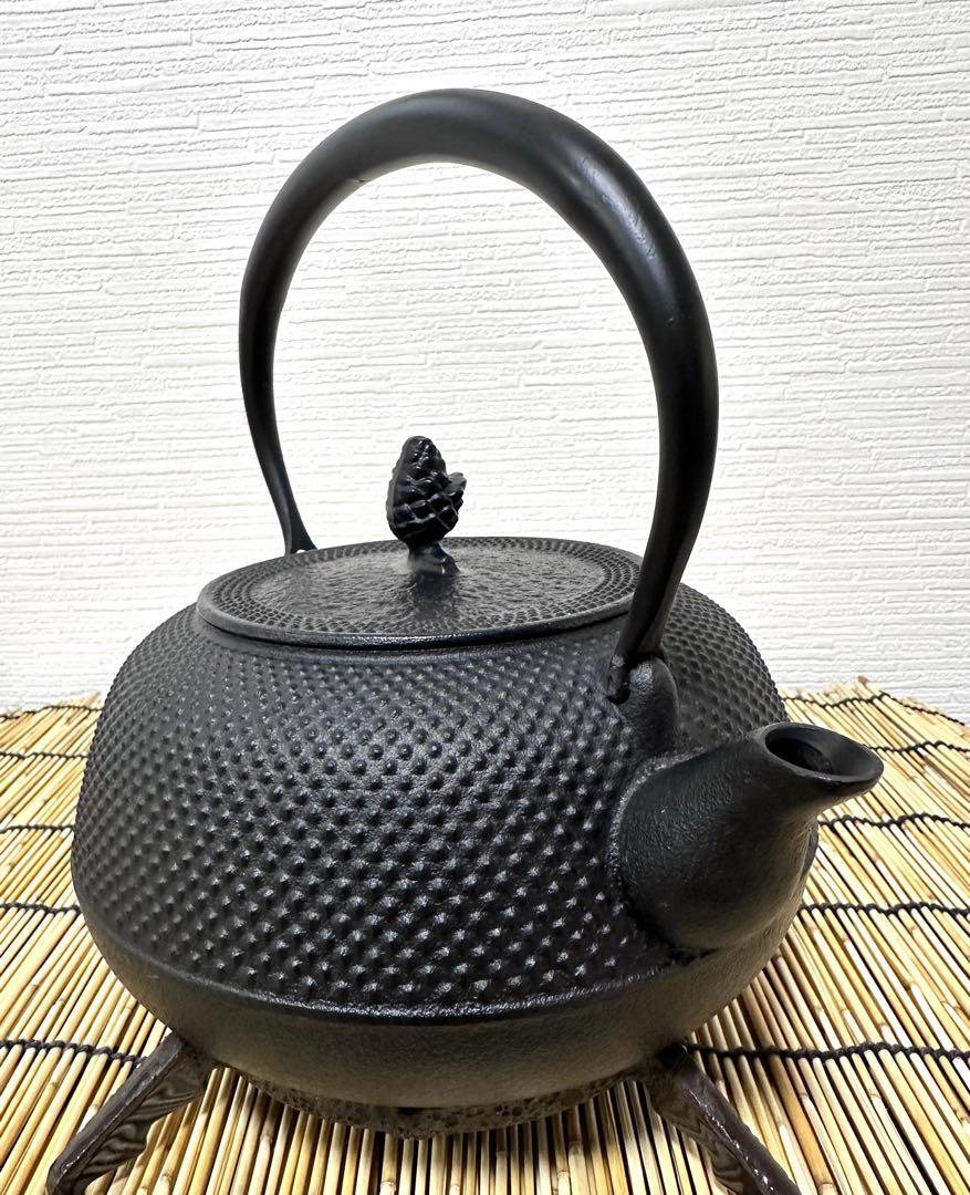 未使用相当品　南部岩鋳造　１８型平アラレ　ＩＨ対応品　南部鉄瓶　南部鉄器　鉄瓶