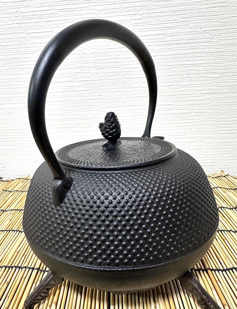 未使用相当品　南部岩鋳造　１８型平アラレ　ＩＨ対応品　南部鉄瓶　南部鉄器　鉄瓶