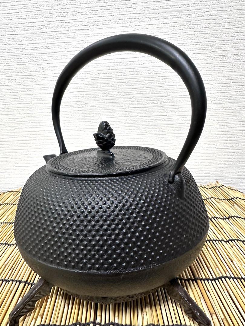 未使用相当品　南部岩鋳造　１８型平アラレ　ＩＨ対応品　南部鉄瓶　南部鉄器　鉄瓶