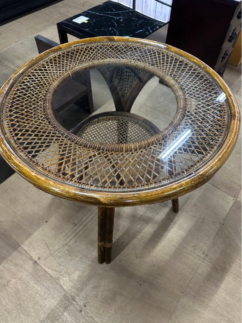 昭和レトロ ラウンドガラストップラタンローテーブル ラタン製円形サイドテーブル目立った傷や汚れなし