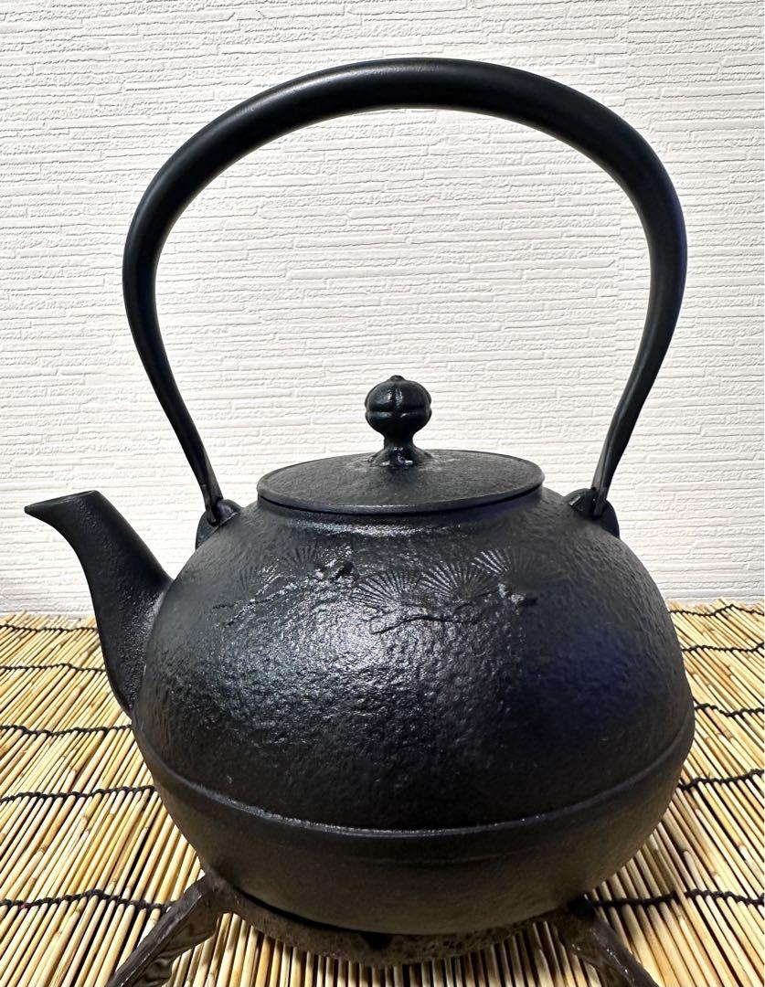 未使用品、タグ付　南部盛榮堂(OIGEN)造　１８型松文様　南部鉄瓶　南部鉄器